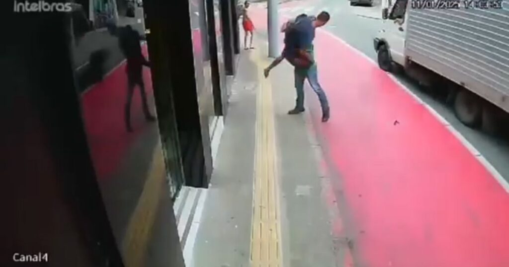 Video: Who Needs Cops When This Brutal Civilian Is Around to Catch Alleged Jewel Thieves?